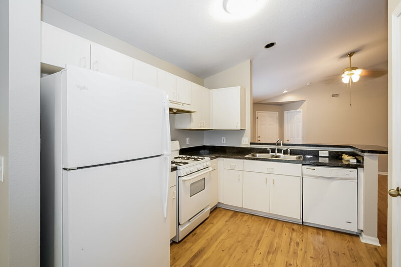 2,035/Mo, 7445 Oxford Garden Cir Apollo Beach, FL 33572 Kitchen View 2