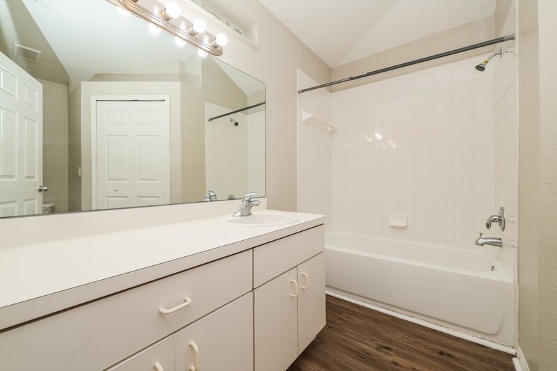 1,925/Mo, 7445 Oxford Garden Cir Apollo Beach, FL 33572 Main Bathroom View