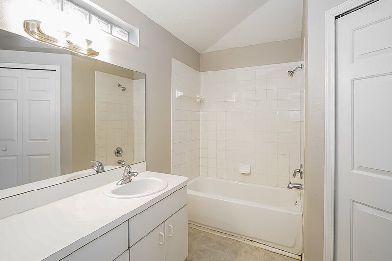 2,035/Mo, 7445 Oxford Garden Cir Apollo Beach, FL 33572 Main Bathroom View