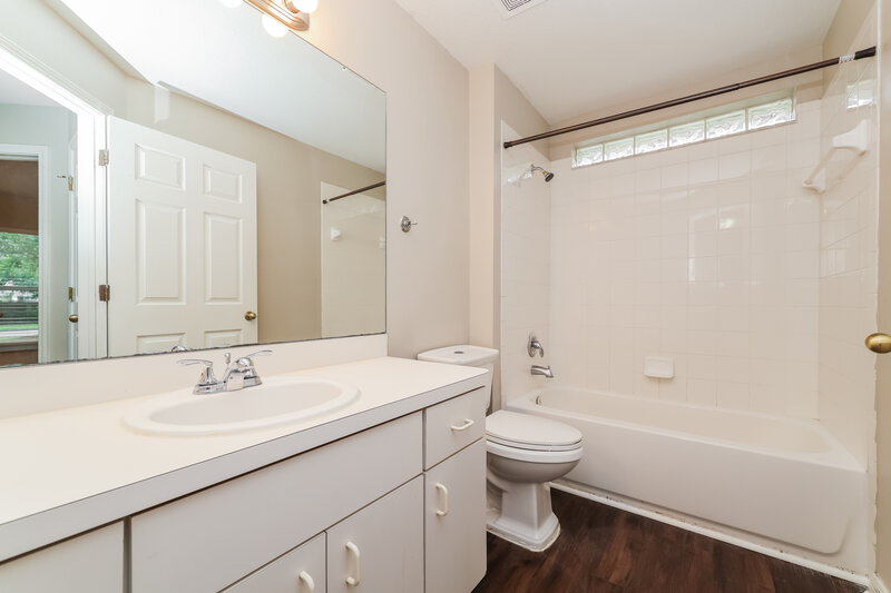 1,925/Mo, 7445 Oxford Garden Cir Apollo Beach, FL 33572 Bathroom View