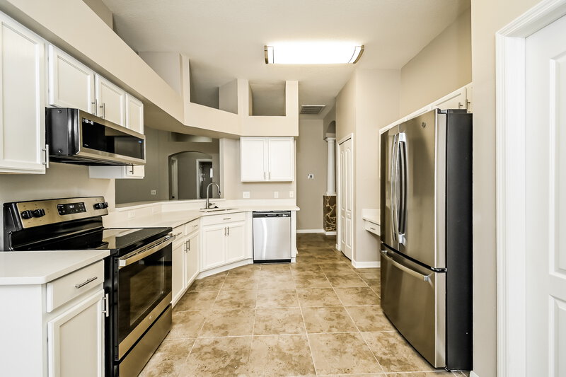 2,275/Mo, 4233 Hartford Lake Dr Tampa, FL 33619 Kitchen View 2