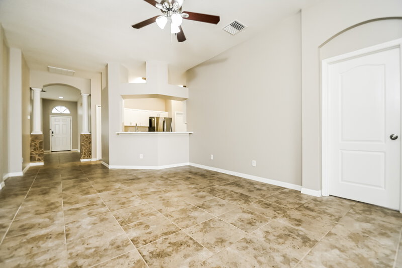 2,275/Mo, 4233 Hartford Lake Dr Tampa, FL 33619 Family Room View