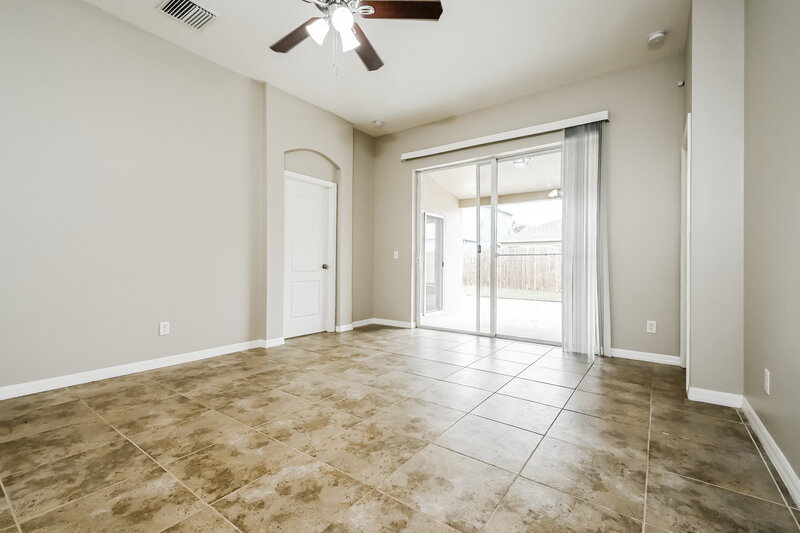 2,275/Mo, 4233 Hartford Lake Dr Tampa, FL 33619 Family Room View 2