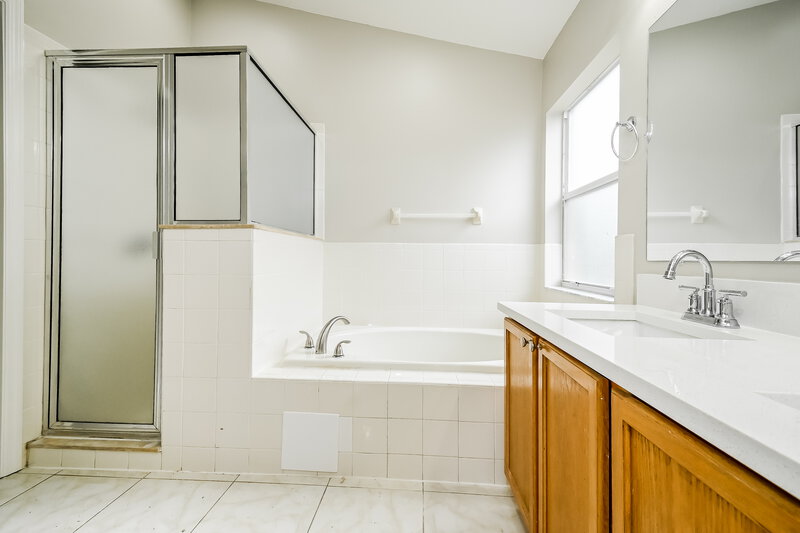 2,275/Mo, 4233 Hartford Lake Dr Tampa, FL 33619 Main Bathroom View