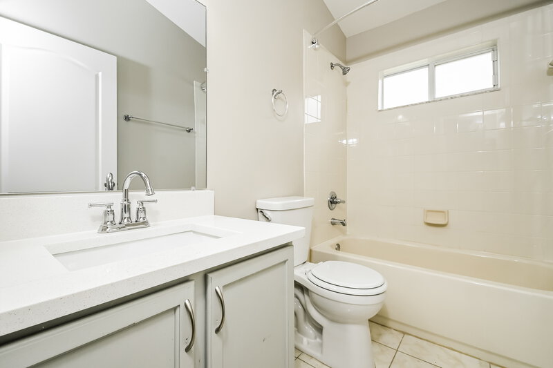 2,275/Mo, 4233 Hartford Lake Dr Tampa, FL 33619 Bathroom View