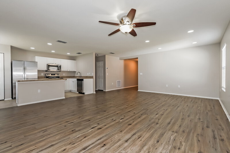 1,800/Mo, 4395 Sun Center Rd Mulberry, FL 33860 Living Room View 2