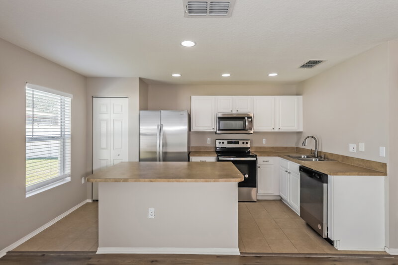 1,800/Mo, 4395 Sun Center Rd Mulberry, FL 33860 Kitchen View