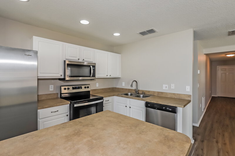 1,800/Mo, 4395 Sun Center Rd Mulberry, FL 33860 Kitchen View 2