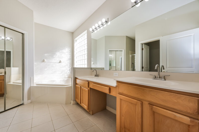 2,650/Mo, 8519 Parrots Landing Dr Tampa, FL 33647 Main Bathroom View