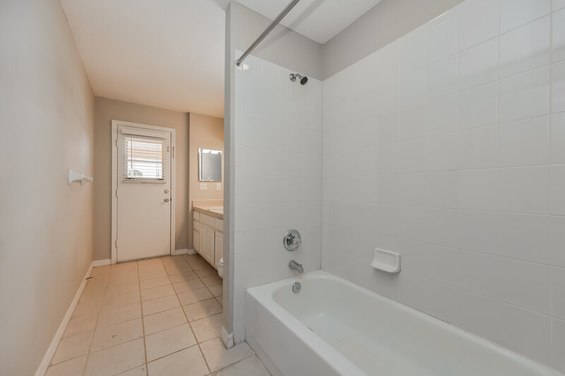 2,650/Mo, 8519 Parrots Landing Dr Tampa, FL 33647 Bathroom View 2