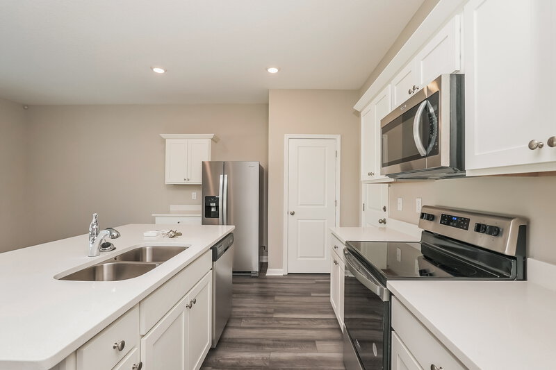 2,290/Mo, 962 Kelly Fern Loop Ruskin, FL 33570 Kitchen View