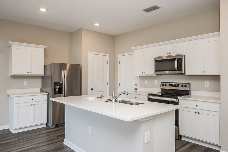 2,290/Mo, 962 Kelly Fern Loop Ruskin, FL 33570 Kitchen View 2