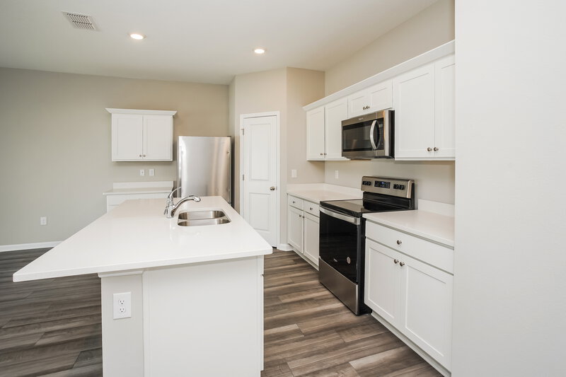 4,000/Mo, 912 Kelly Fern Loop Ruskin, FL 33570 Kitchen View