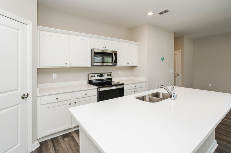 4,000/Mo, 912 Kelly Fern Loop Ruskin, FL 33570 Kitchen View 2