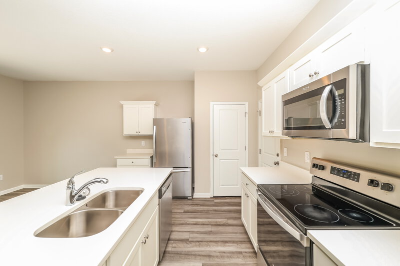 2,135/Mo, 2052 Harris Hawk Ave Ruskin, FL 33570 Kitchen View 2