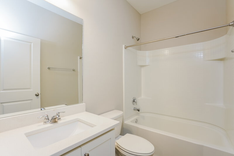 1,990/Mo, 843 Kings Pine Ct Ruskin, FL 33570 Bathroom View