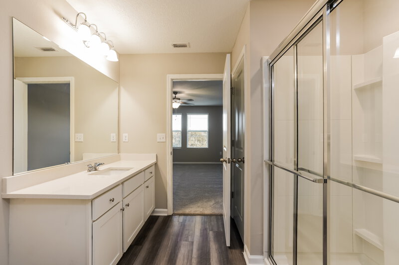 2,535/Mo, 807 Kings Pine Ct Ruskin, FL 33570 Main Bathroom View 2