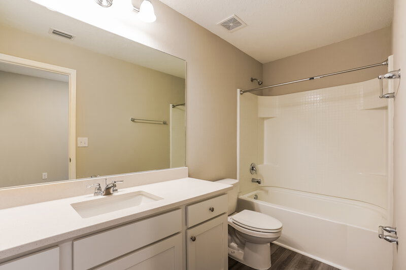 2,535/Mo, 807 Kings Pine Ct Ruskin, FL 33570 Bathroom View 2