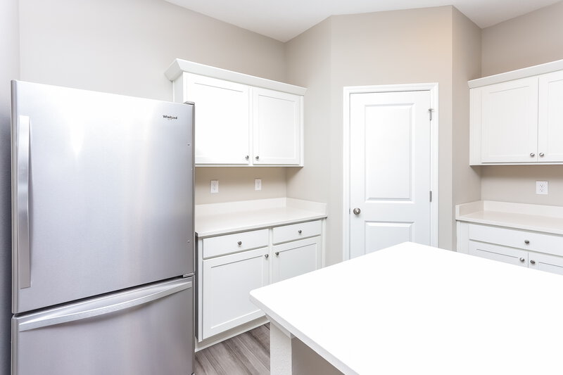 4,170/Mo, 939 Kelly Fern Loop Ruskin, FL 33570 Kitchen View