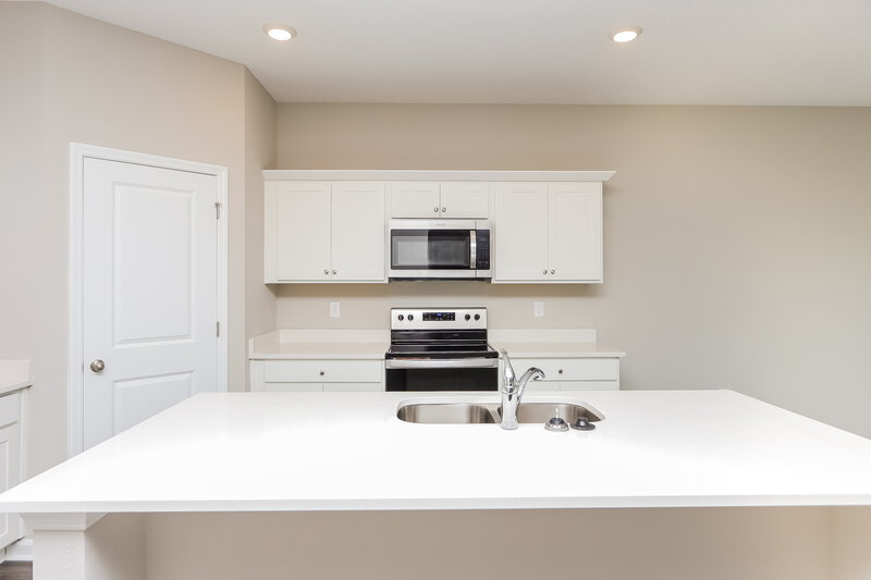 4,170/Mo, 939 Kelly Fern Loop Ruskin, FL 33570 Kitchen View 2