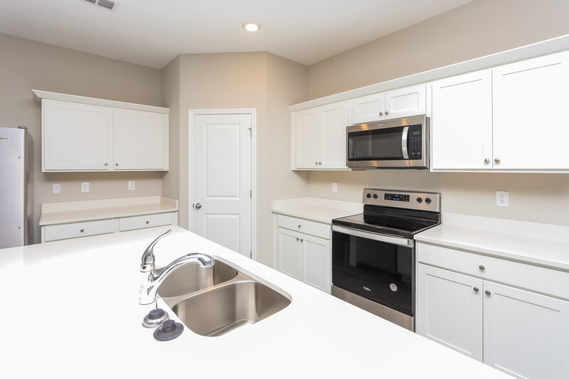 4,170/Mo, 939 Kelly Fern Loop Ruskin, FL 33570 Kitchen View 3