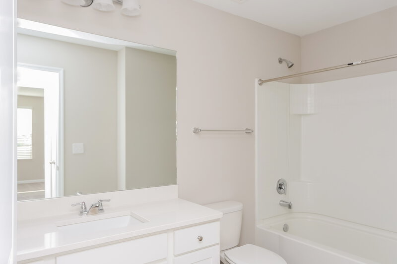 4,170/Mo, 939 Kelly Fern Loop Ruskin, FL 33570 Bathroom View