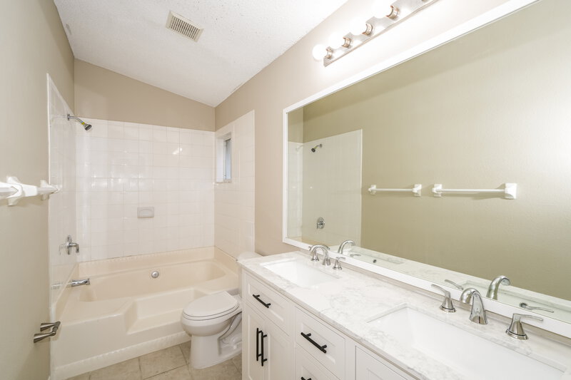 2,030/Mo, 402 Sonoma Dr Valrico, FL 33594 Main Bathroom View