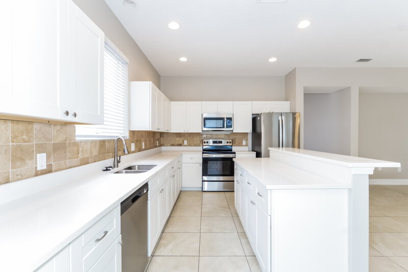 2,250/Mo, 2703 Redwood St Mulberry, FL 33860 Kitchen View