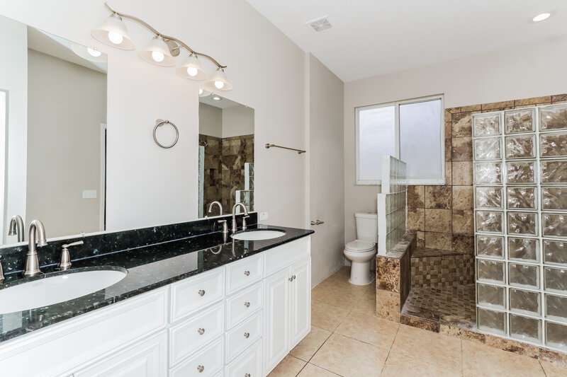 2,325/Mo, 2703 Redwood St Mulberry, FL 33860 Main Bathroom View