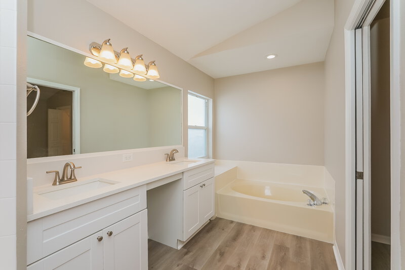 2,275/Mo, 411 Sand Ridge Dr Valrico, FL 33594 Main Bathroom View 2