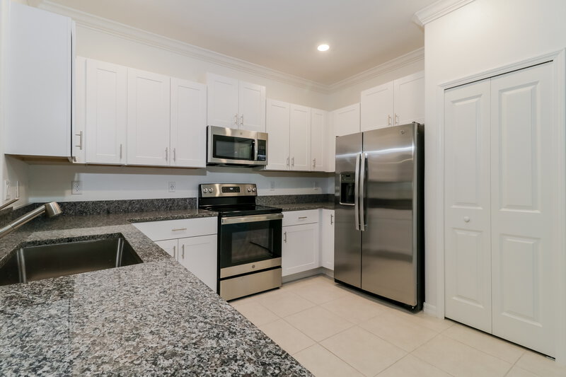 2,015/Mo, 2171 Great Sapphire Ln Lutz, FL 33558 Kitchen View 2