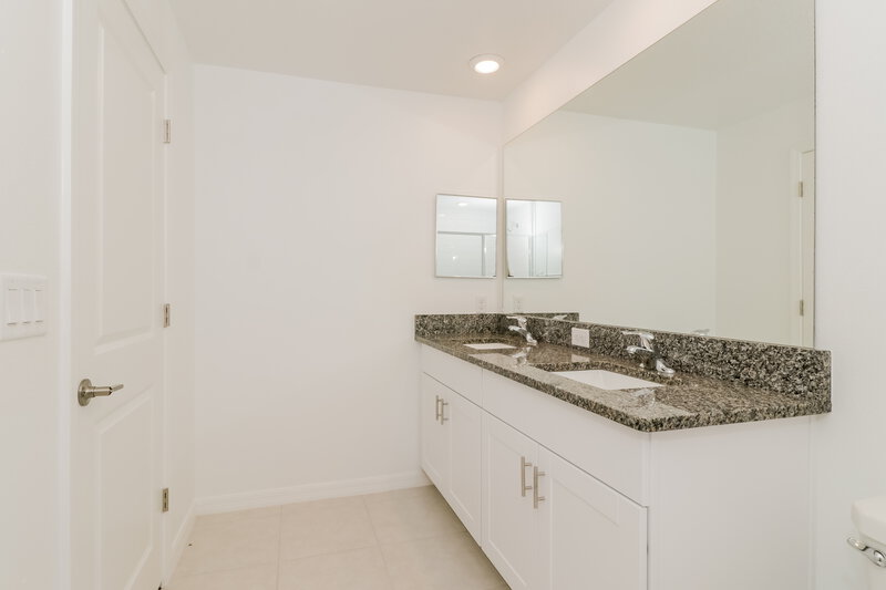 2,015/Mo, 2171 Great Sapphire Ln Lutz, FL 33558 Main Bathroom View 2