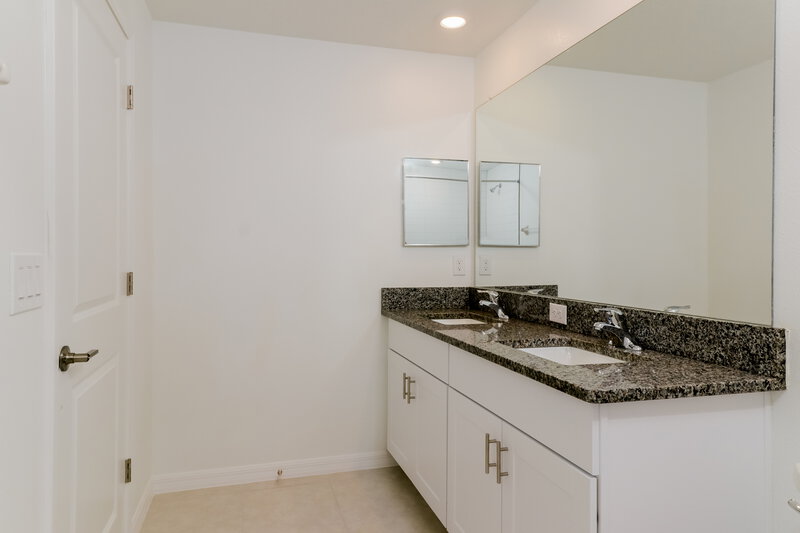 2,365/Mo, 2145 Great Sapphire Ln Lutz, FL 33558 Main Bathroom View