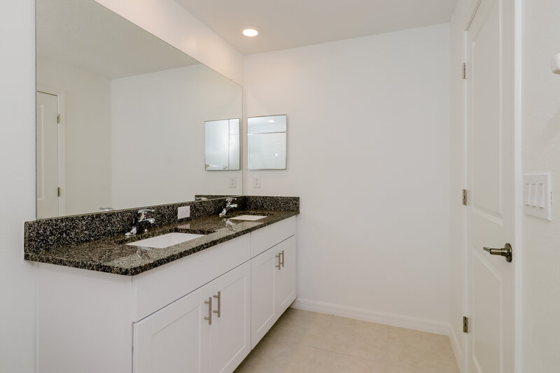 2,110/Mo, 2149 Great Sapphire Ln Lutz, FL 33558 Main Bathroom View