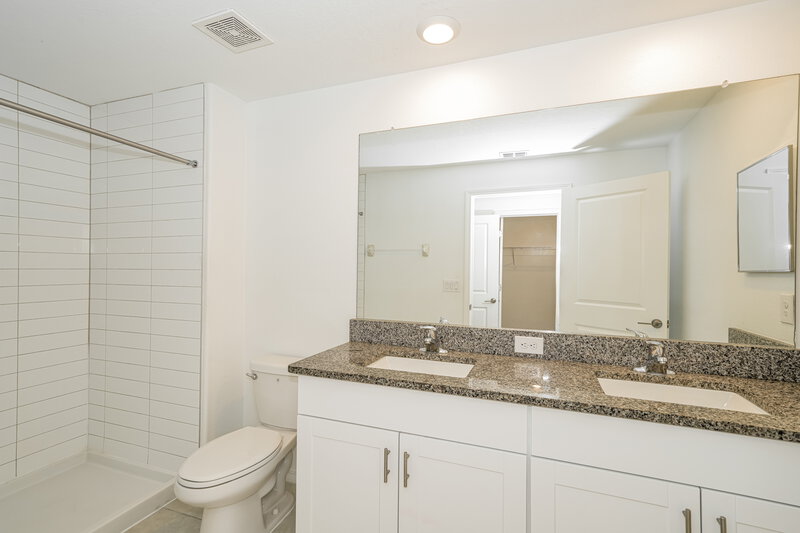 2,055/Mo, 2136 Azure View Way Lutz, FL 33558 Main Bathroom View