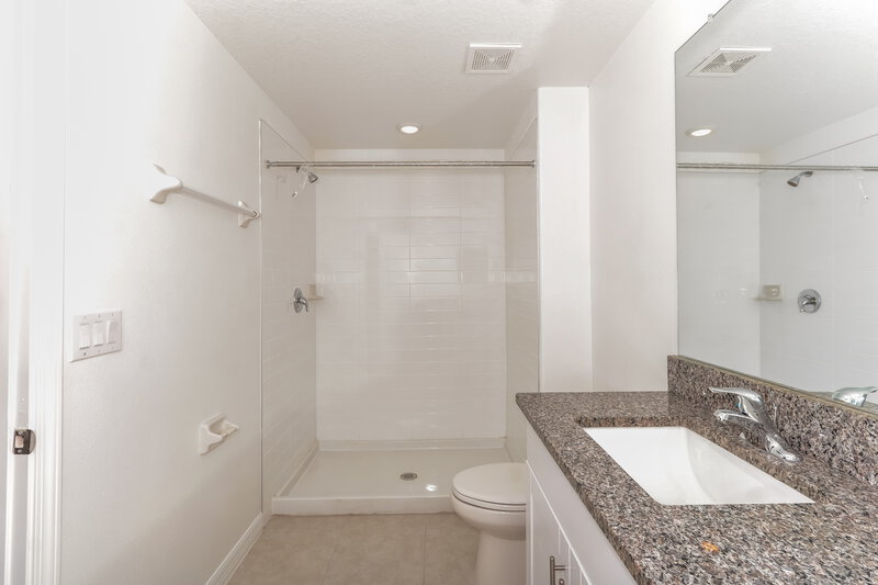 2,250/Mo, 2149 Azure View Way Lutz, FL 33558 Main Bathroom View