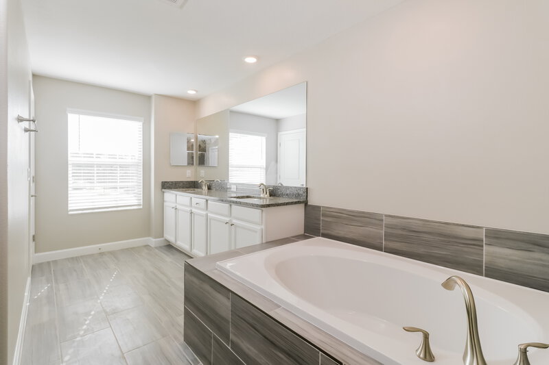 2,775/Mo, 2123 Cerulean Sky Dr Lutz, FL 33558 Main Bathroom View 2