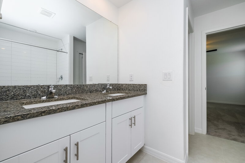 2,600/Mo, 17854 Beaming Rays Ln Lutz, FL 33558 Main Bathroom View