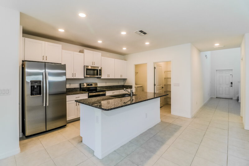 2,805/Mo, 17870 Beaming Rays Ln Lutz, FL 33558 Kitchen View 2