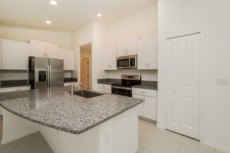 2,395/Mo, 17876 Beaming Rays Ln Lutz, FL 33558 Kitchen View 2