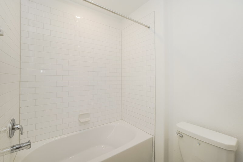 2,395/Mo, 17876 Beaming Rays Ln Lutz, FL 33558 Main Bathroom View