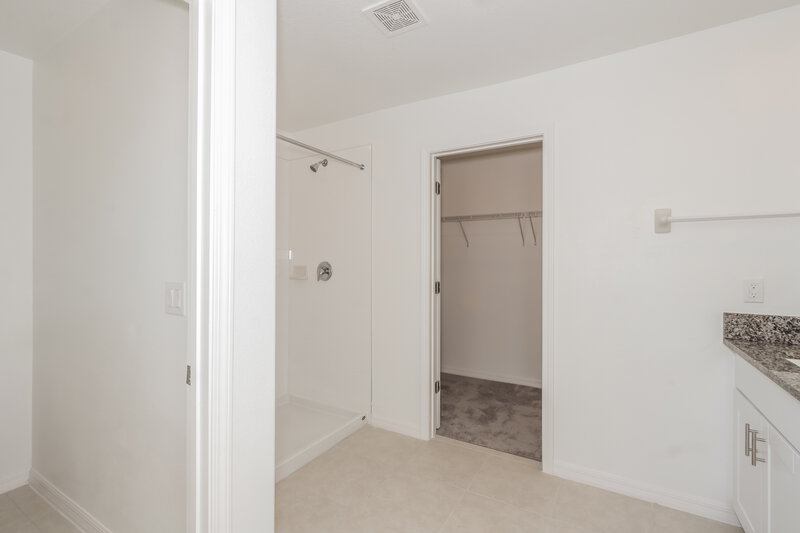 2,800/Mo, 17903 Blissful Stars Dr Lutz, FL 33558 Main Bathroom View