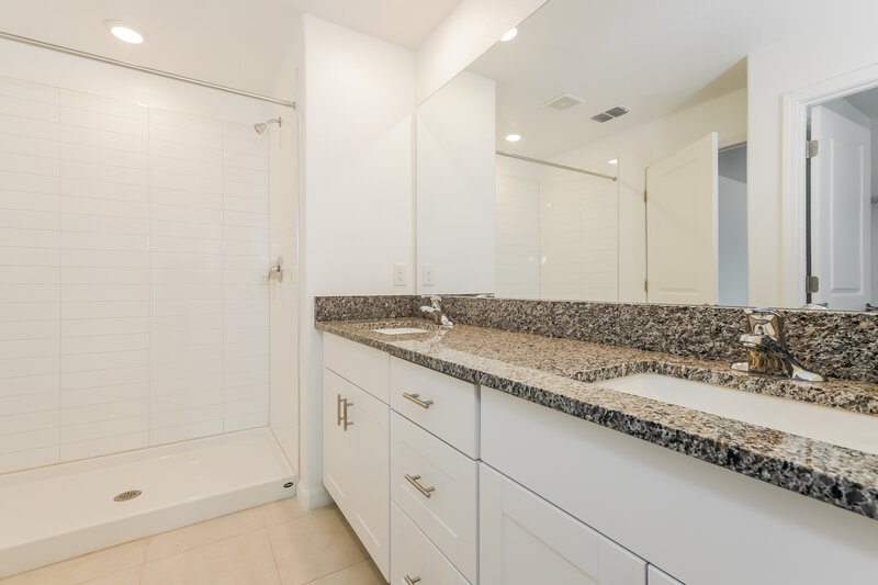 2,990/Mo, 17871 Blissful Stars Dr Lutz, FL 33558 Main Bathroom View