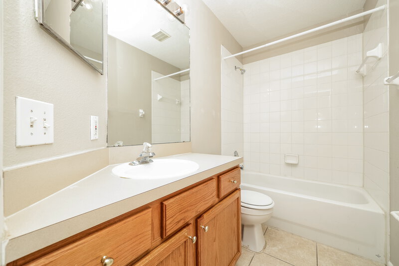 2,055/Mo, 10422 Hunters Haven Blvd Riverview, FL 33578 Bathroom View