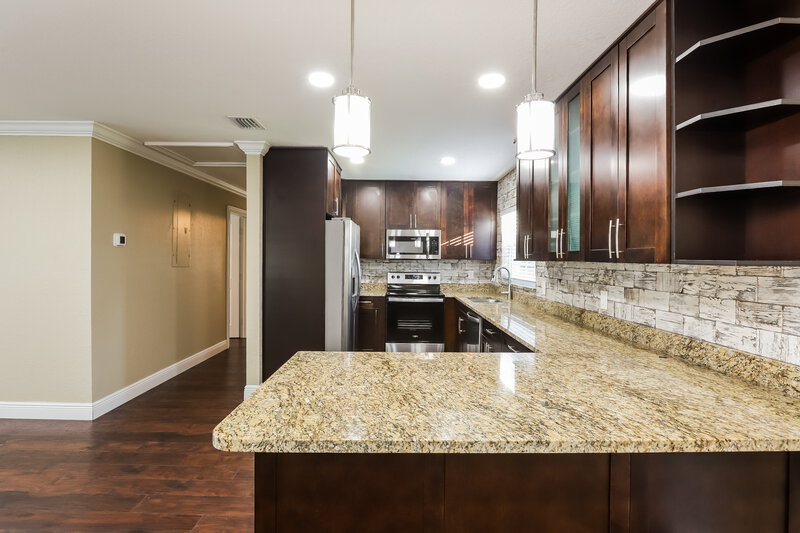 2,550/Mo, 10209 N Fleetwood Dr Tampa, FL 33612 Kitchen View