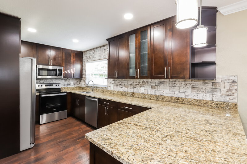 2,550/Mo, 10209 N Fleetwood Dr Tampa, FL 33612 Kitchen View 2