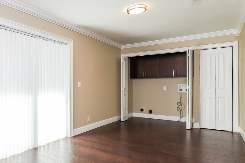 2,550/Mo, 10209 N Fleetwood Dr Tampa, FL 33612 Family Room View 2