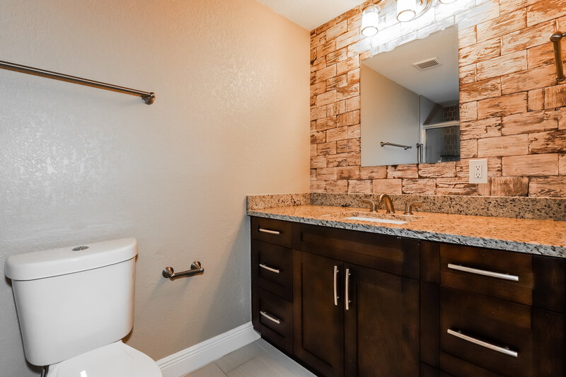 2,550/Mo, 10209 N Fleetwood Dr Tampa, FL 33612 Main Bathroom View
