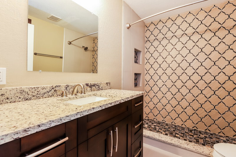 2,550/Mo, 10209 N Fleetwood Dr Tampa, FL 33612 Bathroom View