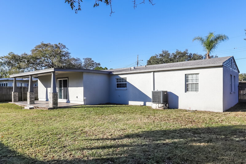 2,550/Mo, 10209 N Fleetwood Dr Tampa, FL 33612 Rear View